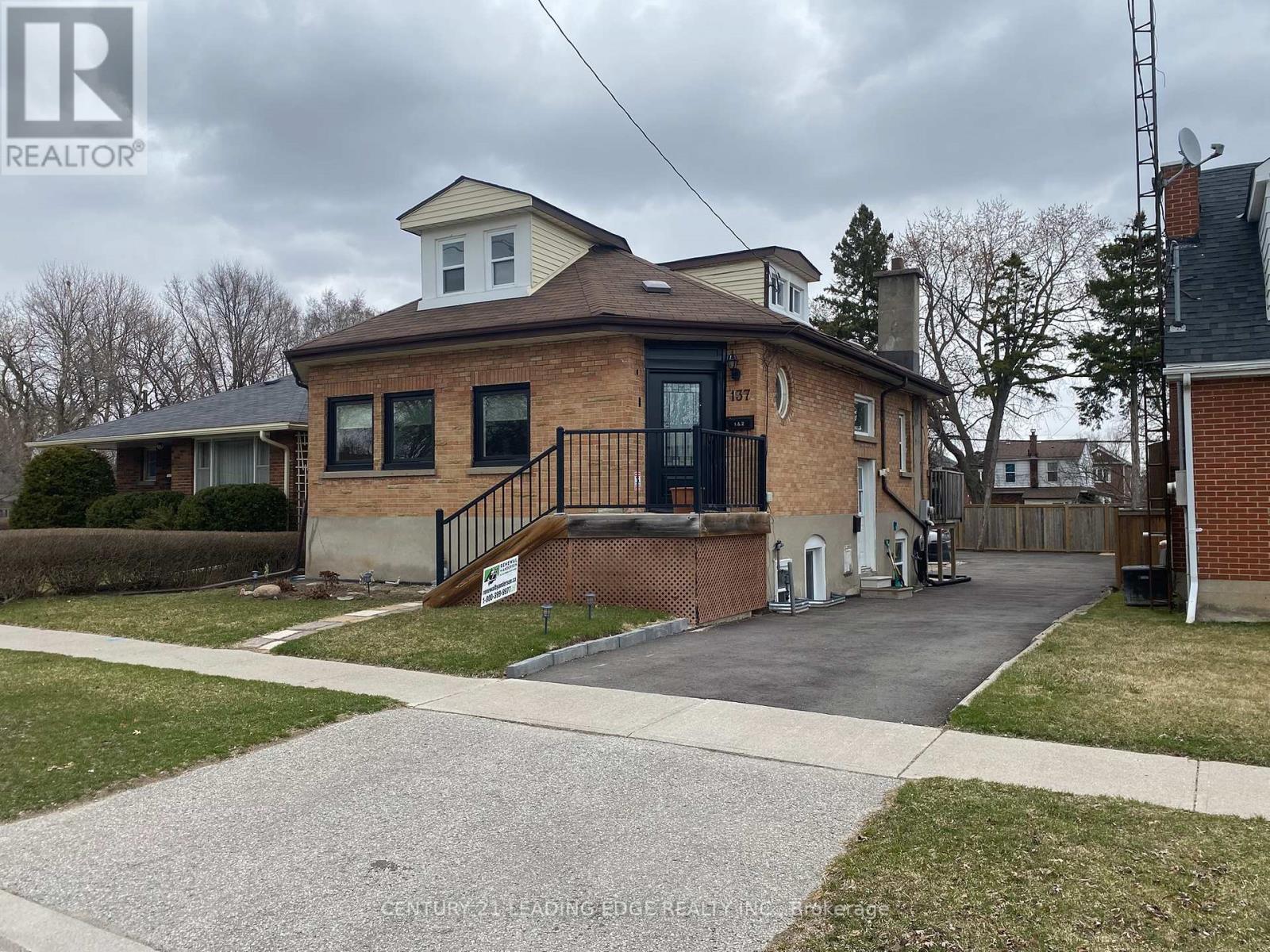 UPPER UNIT - 137 ROSEHILL BOULEVARD, Oshawa, Ontario