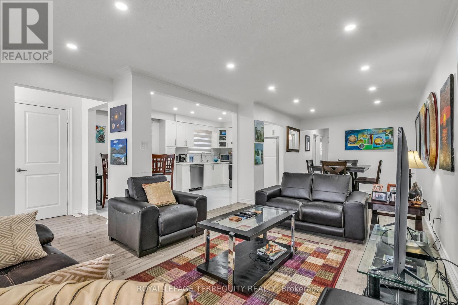 15 Madonna Gardens, Toronto, Ontario  M9L 2T5 - Photo 6 - W12073645