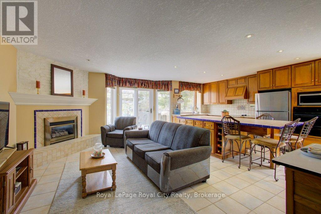 227 Dimson Avenue, Guelph, Ontario  N1G 3C7 - Photo 3 - X12073695