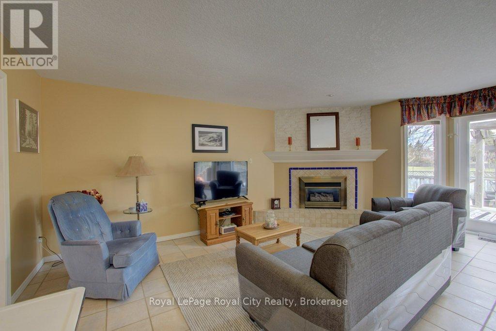 227 Dimson Avenue, Guelph, Ontario  N1G 3C7 - Photo 4 - X12073695