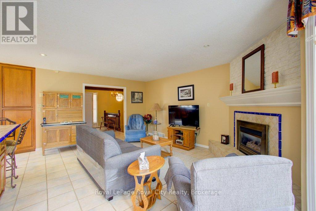 227 Dimson Avenue, Guelph, Ontario  N1G 3C7 - Photo 5 - X12073695