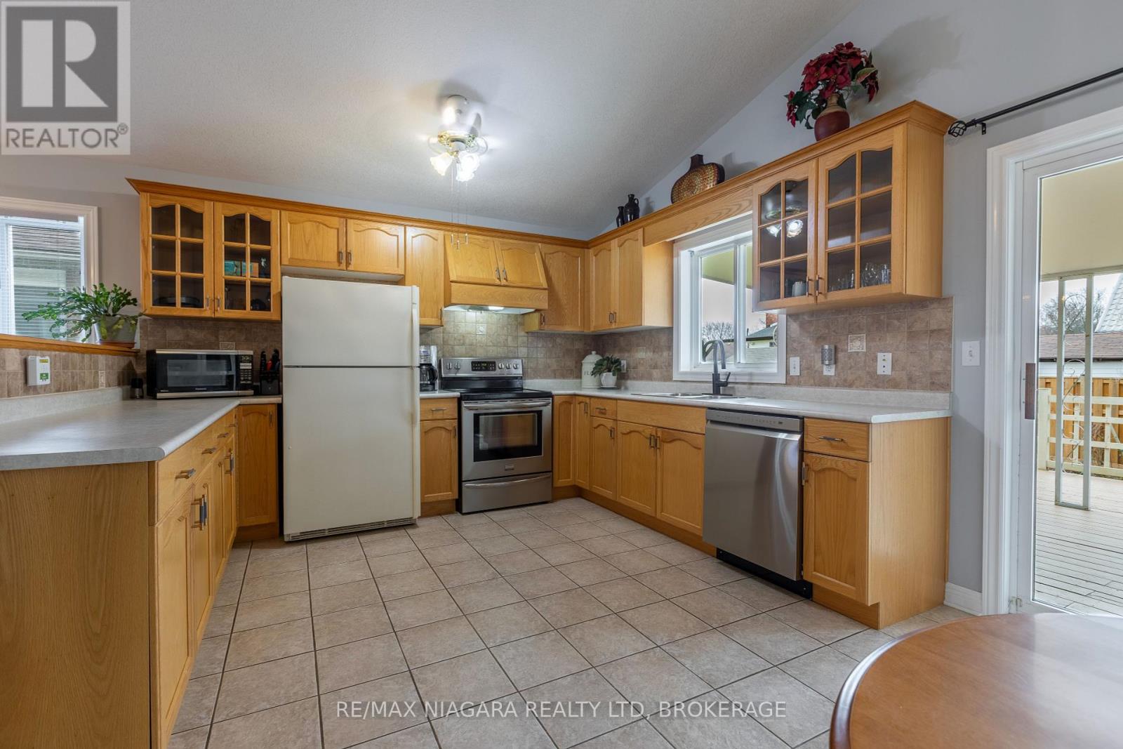 15 Lea Crescent, Welland, Ontario  L3C 7J6 - Photo 8 - X12072689