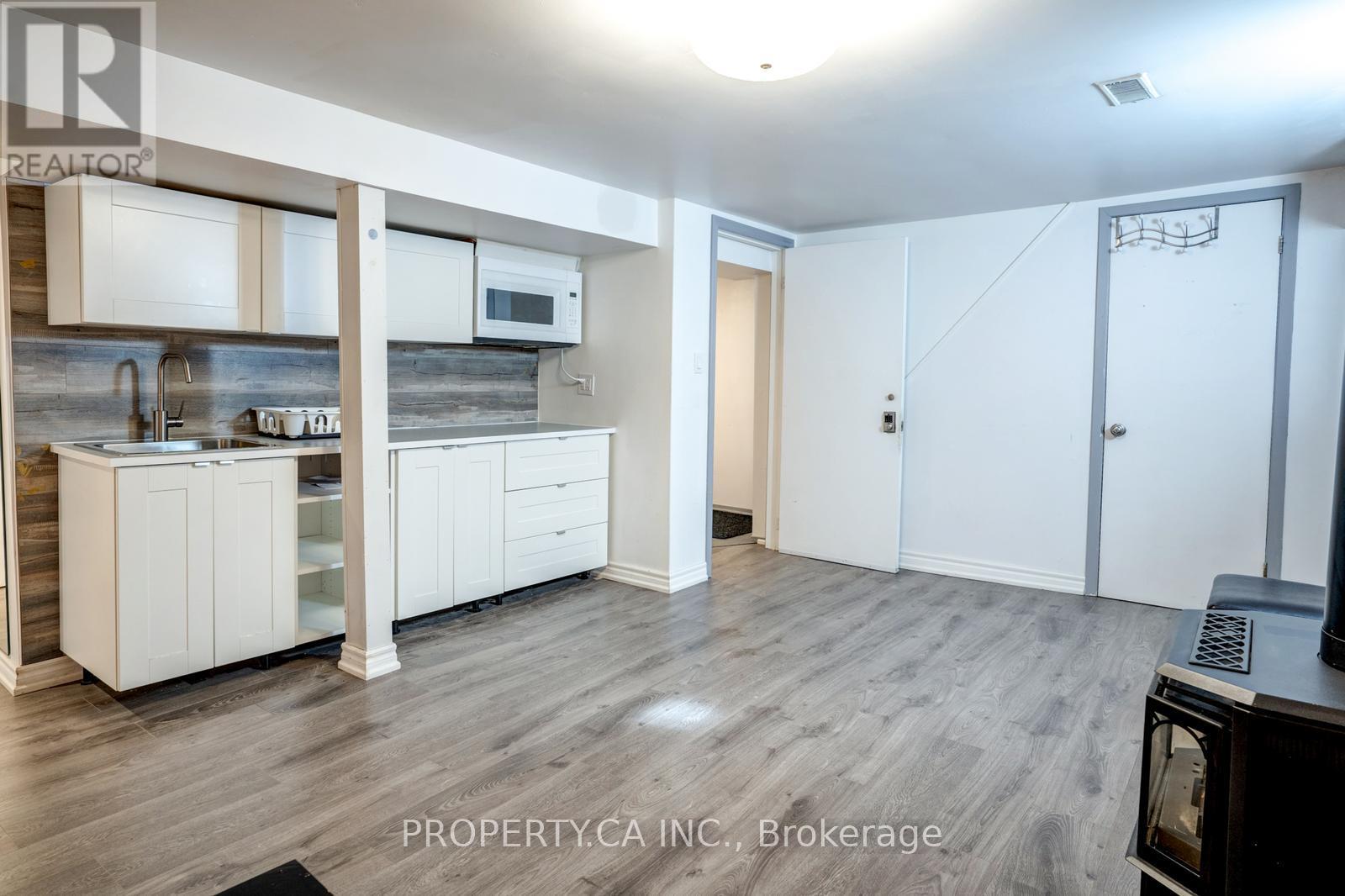 Bsmnt - 61 Squires Avenue, Toronto, Ontario  M4B 2R6 - Photo 8 - E12073994