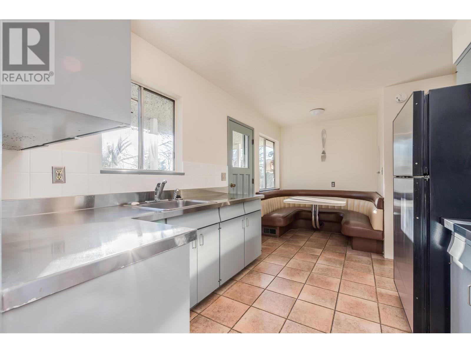 Listing Picture 9 of 19 : 7046 HILLVIEW STREET, Burnaby / 本拿比 - 魯藝地產 Yvonne Lu Group - MLS Medallion Club Member