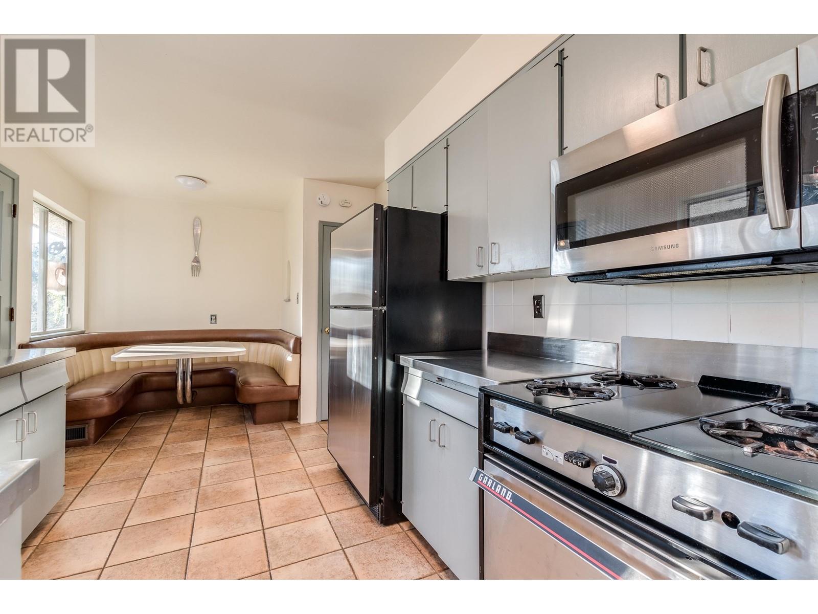 Listing Picture 7 of 19 : 7046 HILLVIEW STREET, Burnaby / 本拿比 - 魯藝地產 Yvonne Lu Group - MLS Medallion Club Member