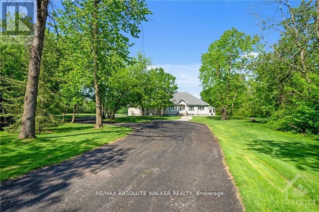 2501 Kearns Way, Ottawa, Ontario  K4P 1R9 - Photo 2 - X12074212