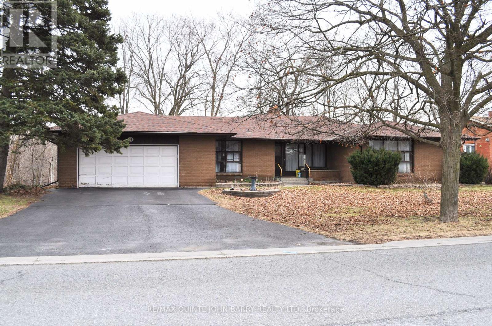 Property at 14 PARKVIEW HEIGHTS image 1