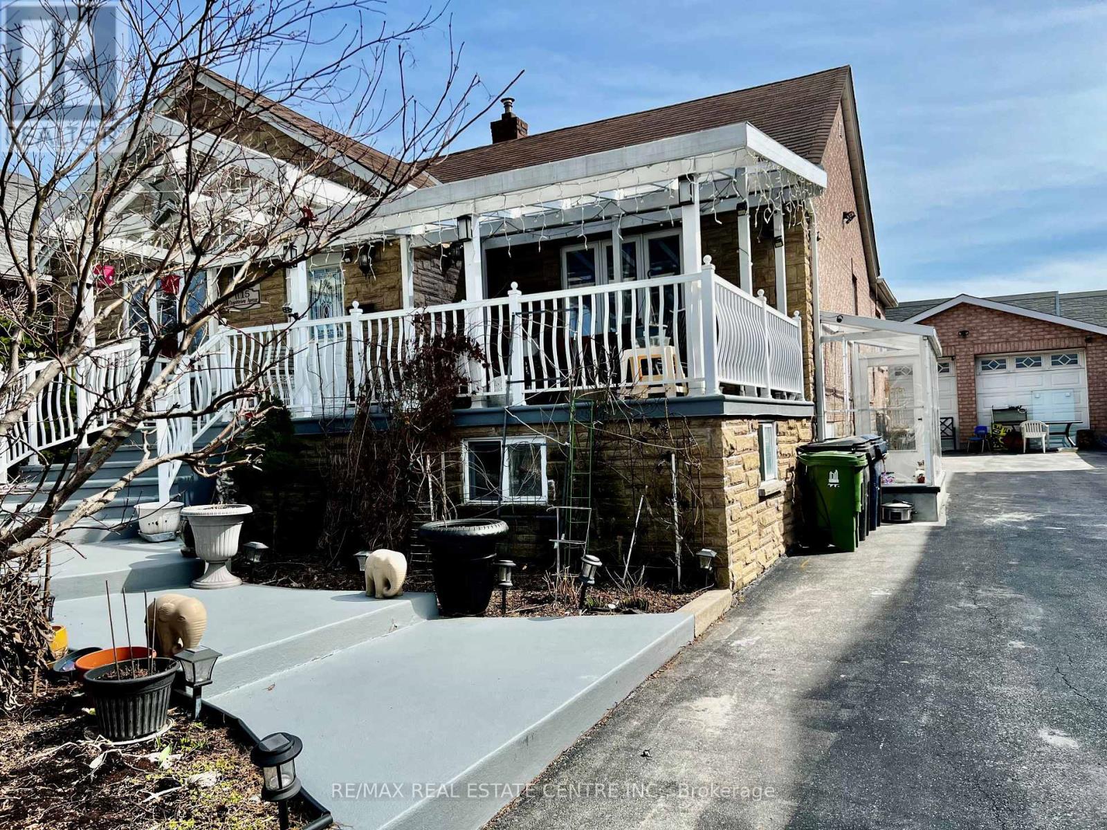 115 Downsview Avenue, Toronto (Downsview-Roding-Cfb), Ontario  M3M 1E3 - Photo 2 - W12073954
