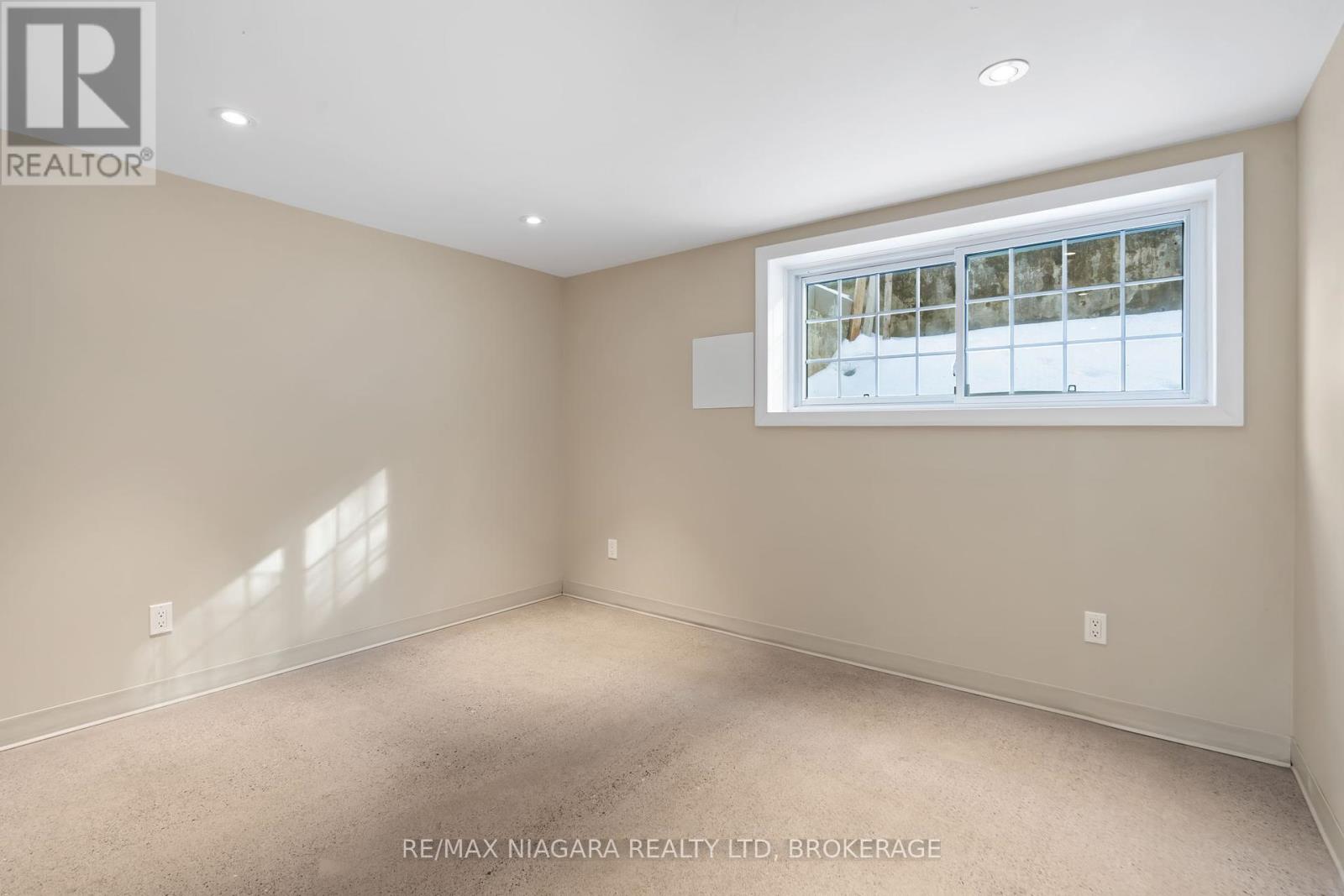 12 Cedar Street, Port Colborne (878 - Sugarloaf), Ontario  L3K 2T9 - Photo 37 - X12074389