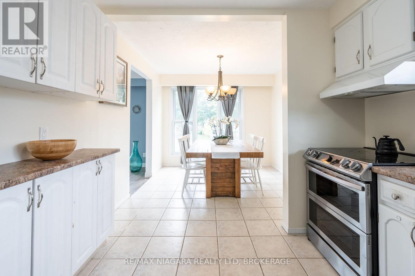 7 Royal Oak Drive, St. Catharines (439 - Martindale Pond), Ontario  L2N 4B7 - Photo 11 - X12074407