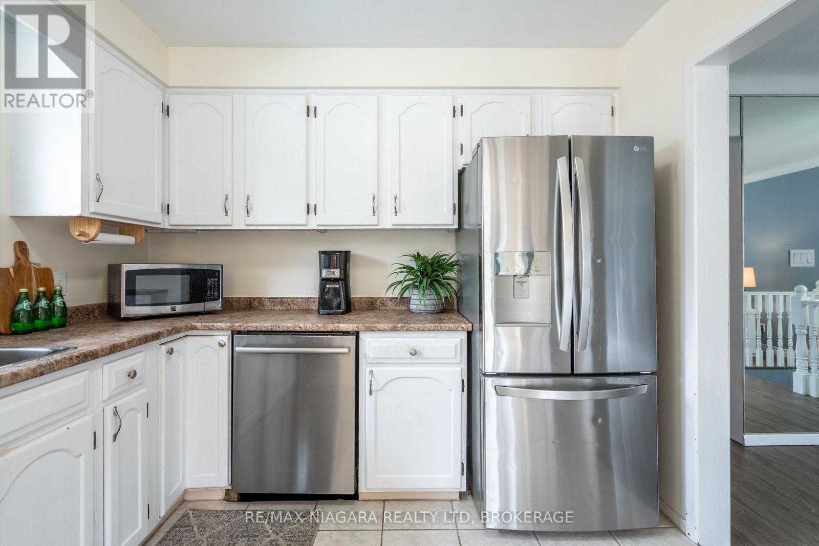 7 Royal Oak Drive, St. Catharines (439 - Martindale Pond), Ontario  L2N 4B7 - Photo 13 - X12074407