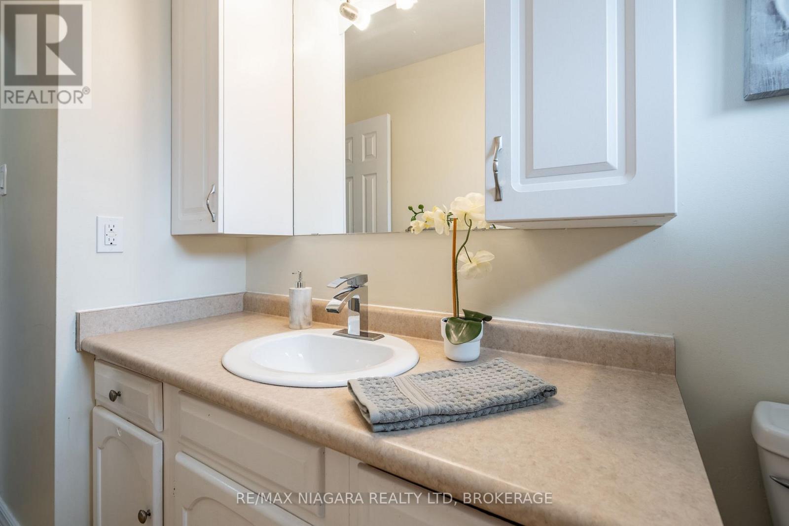 7 Royal Oak Drive, St. Catharines (439 - Martindale Pond), Ontario  L2N 4B7 - Photo 15 - X12074407
