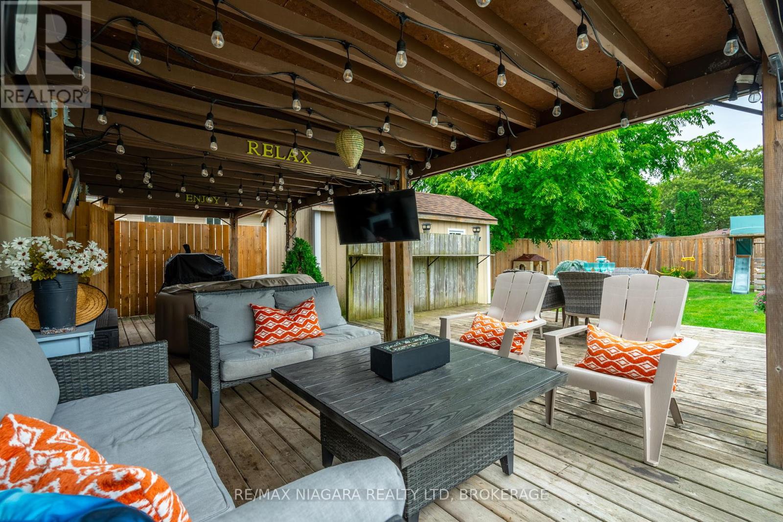7 Royal Oak Drive, St. Catharines (439 - Martindale Pond), Ontario  L2N 4B7 - Photo 33 - X12074407