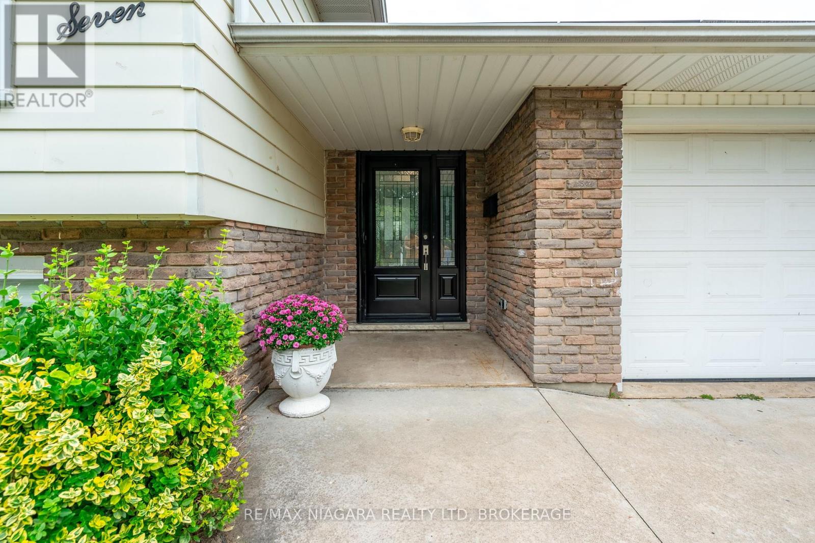 7 Royal Oak Drive, St. Catharines (439 - Martindale Pond), Ontario  L2N 4B7 - Photo 4 - X12074407