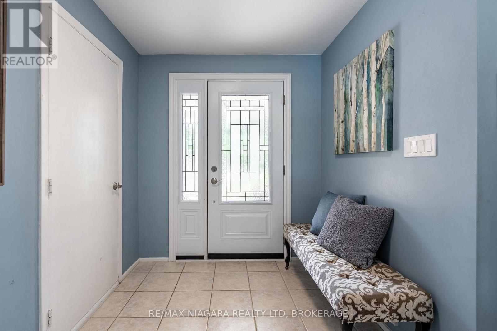 7 Royal Oak Drive, St. Catharines (439 - Martindale Pond), Ontario  L2N 4B7 - Photo 5 - X12074407