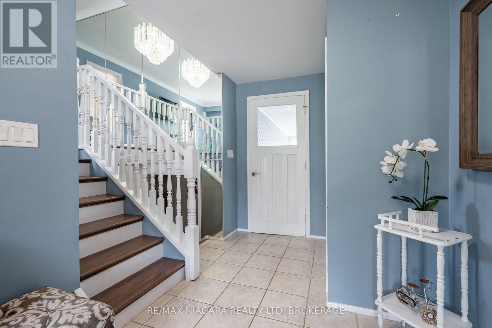 7 Royal Oak Drive, St. Catharines (439 - Martindale Pond), Ontario  L2N 4B7 - Photo 6 - X12074407