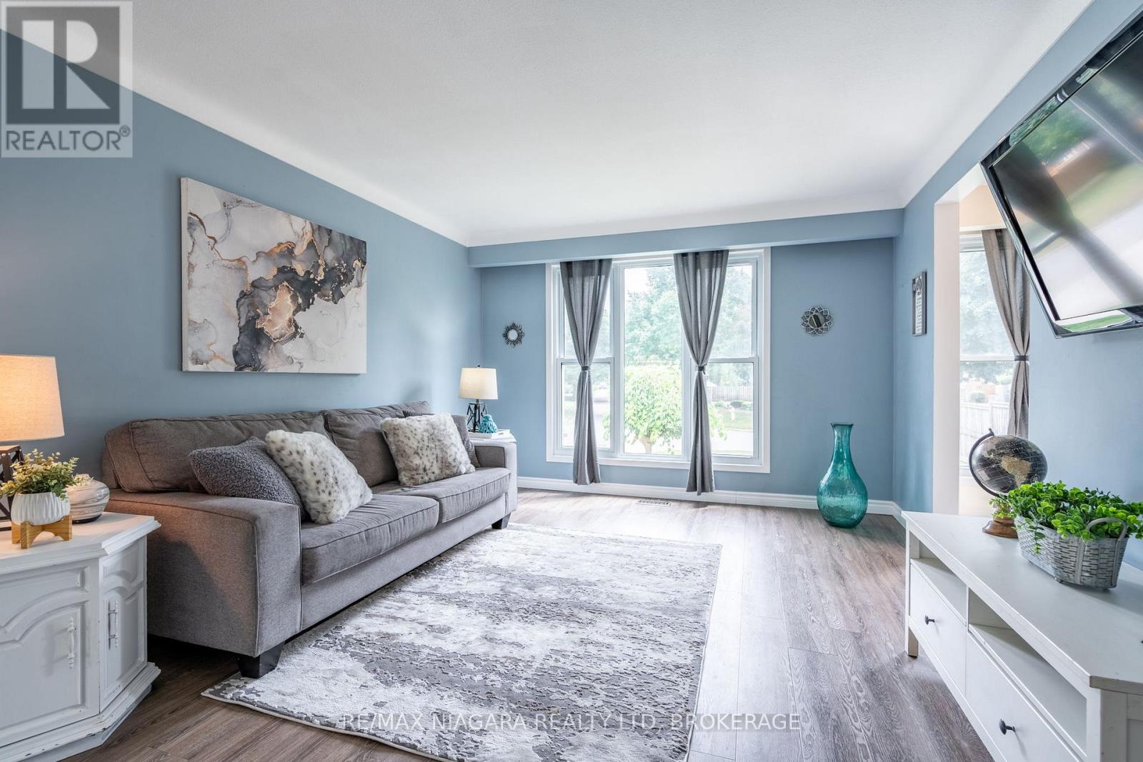 7 Royal Oak Drive, St. Catharines (439 - Martindale Pond), Ontario  L2N 4B7 - Photo 7 - X12074407