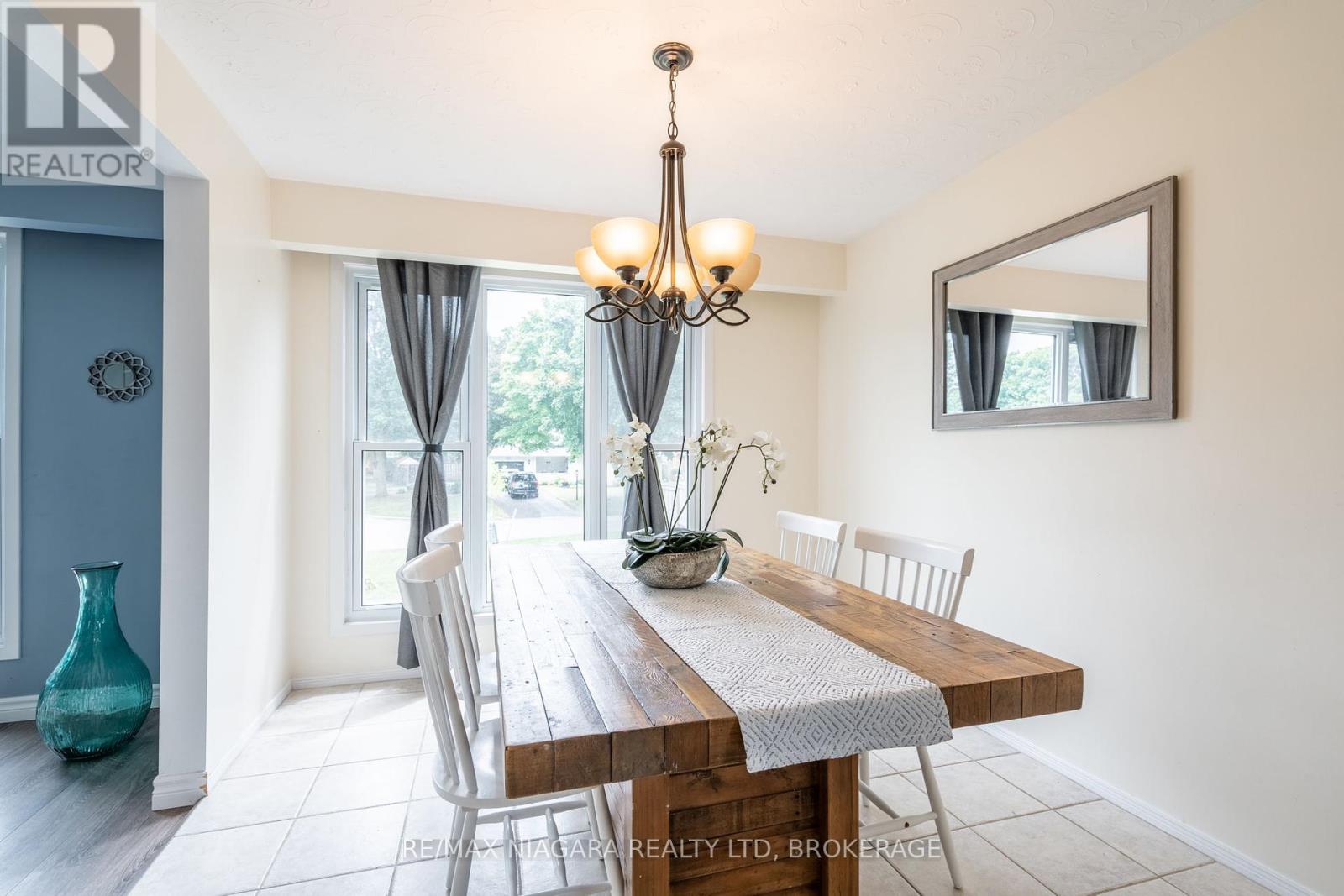 7 Royal Oak Drive, St. Catharines (439 - Martindale Pond), Ontario  L2N 4B7 - Photo 8 - X12074407
