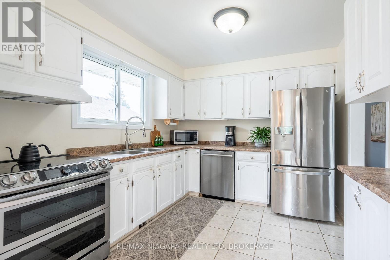 7 Royal Oak Drive, St. Catharines (439 - Martindale Pond), Ontario  L2N 4B7 - Photo 9 - X12074407