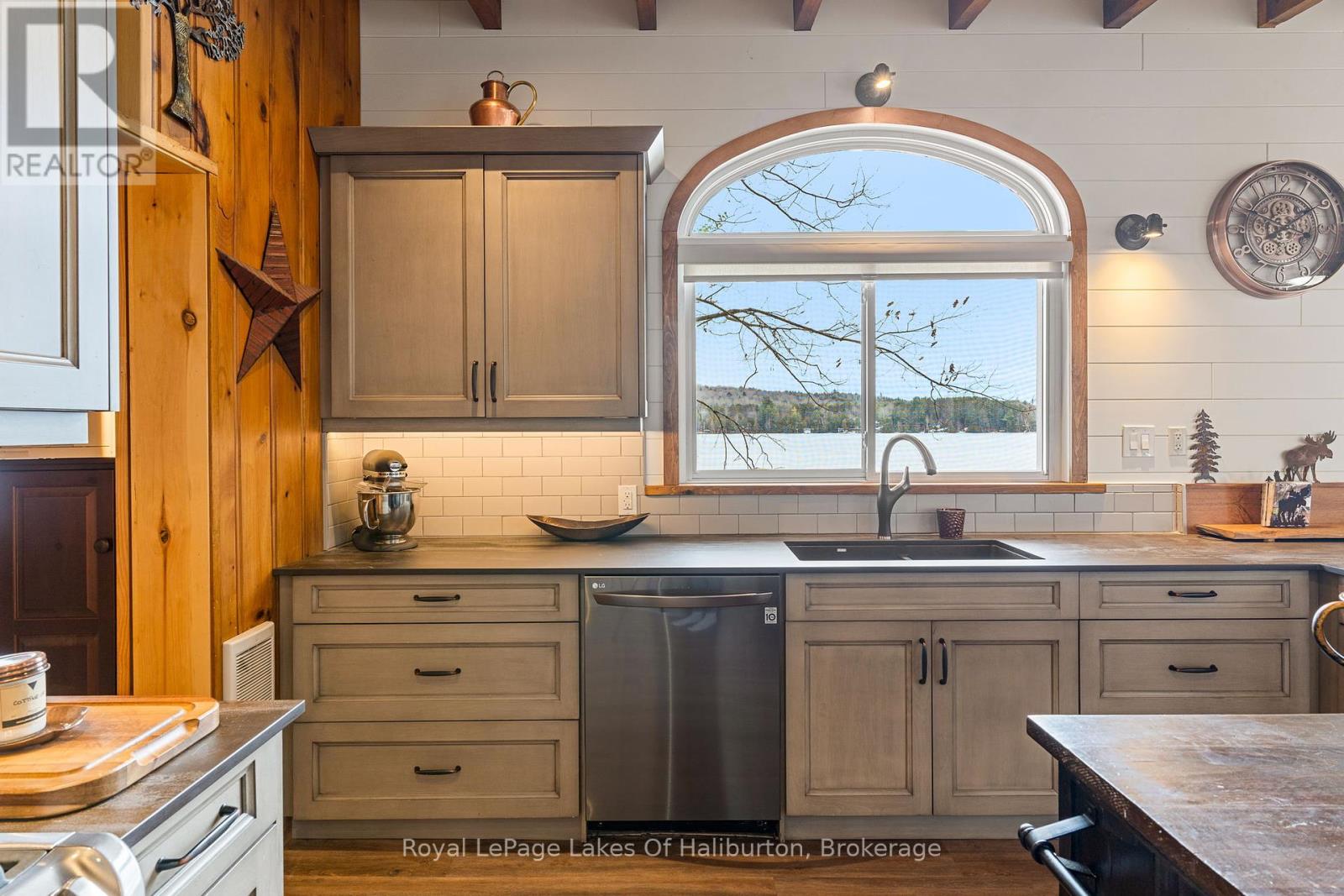 1085 Triple Creek Lane, Algonquin Highlands, Ontario  K0M 1S0 - Photo 17 - X12074277
