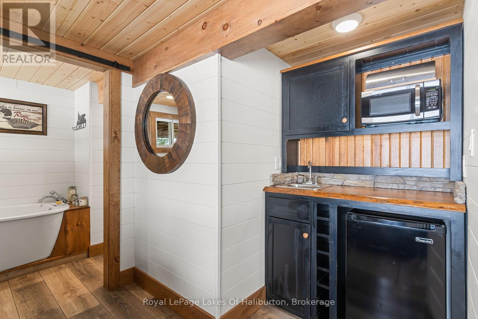 1085 Triple Creek Lane, Algonquin Highlands, Ontario  K0M 1S0 - Photo 35 - X12074277