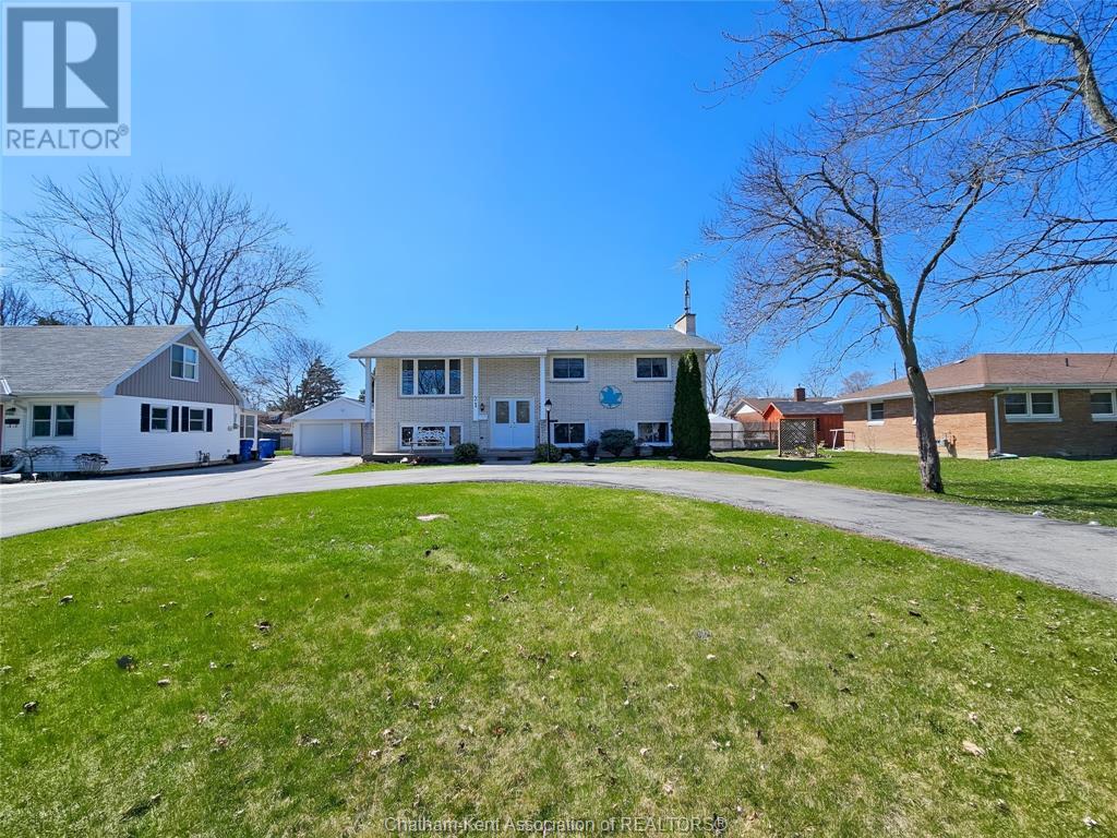 21 Pine Drive, Wallaceburg, Ontario  N8A 3L7 - Photo 3 - 25008040