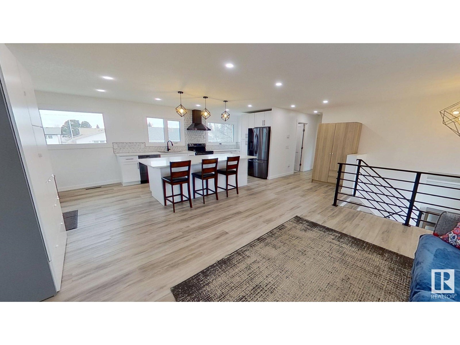 Property at 6719 94B AV NW image 3
