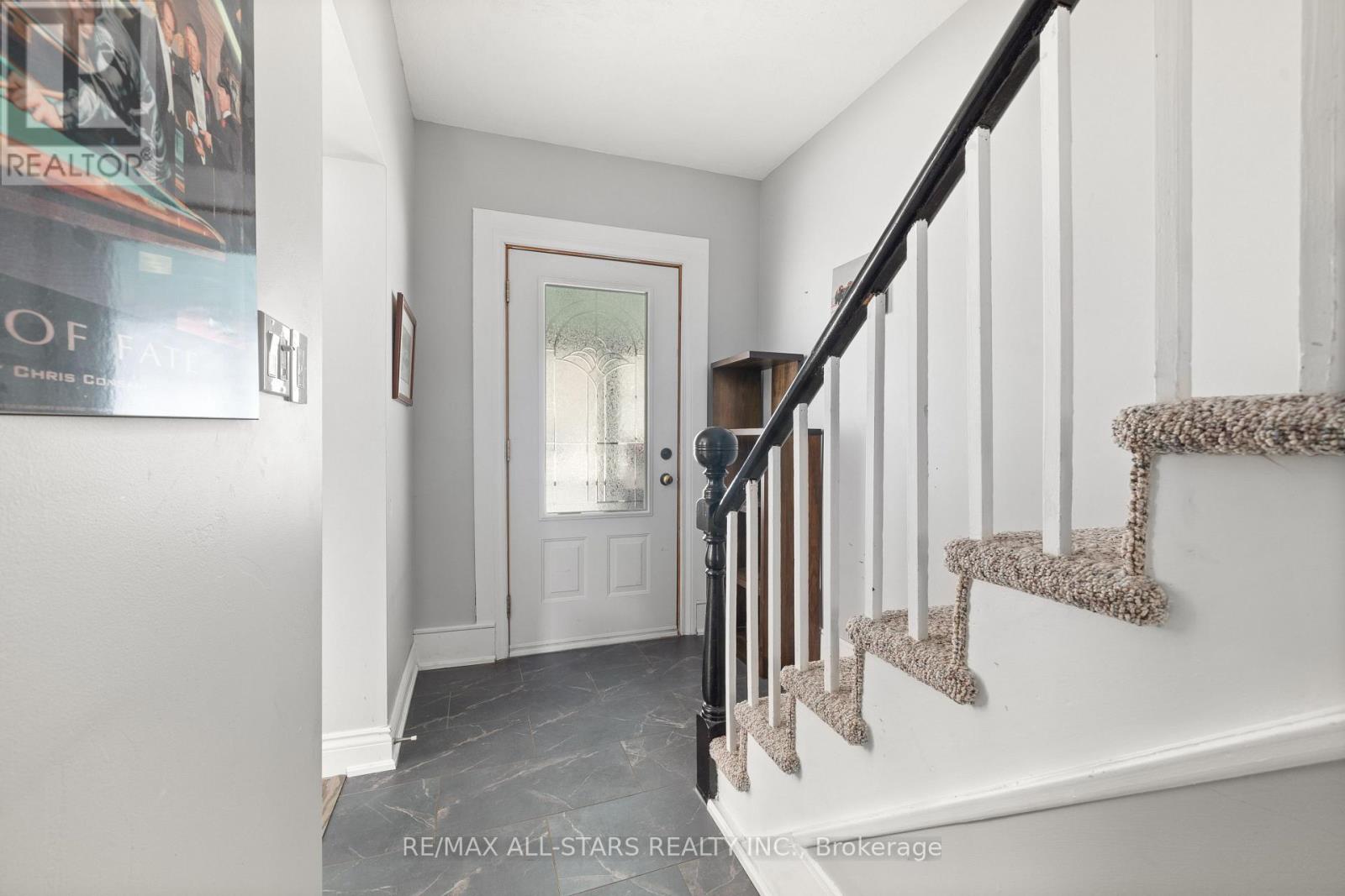 Property at 32 BOND STREET E image 4