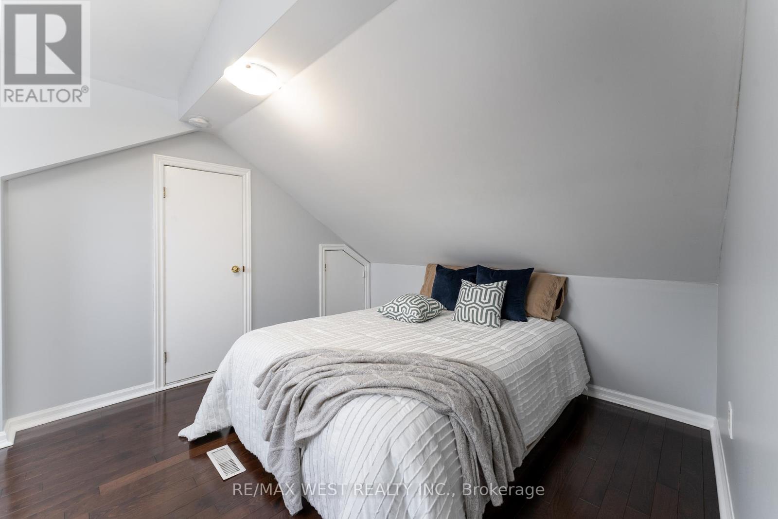 7 Bernice Crescent, Toronto (Rockcliffe-Smythe), Ontario  M6N 1W7 - Photo 18 - W12074523