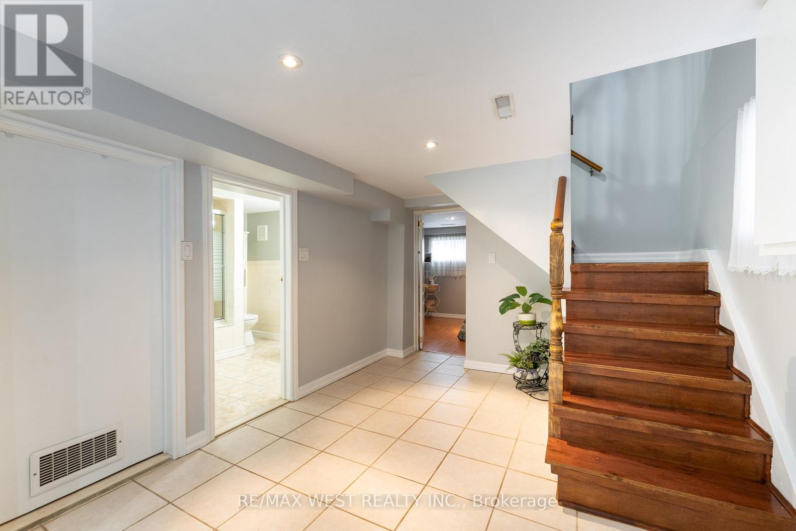 7 Bernice Crescent, Toronto (Rockcliffe-Smythe), Ontario  M6N 1W7 - Photo 31 - W12074523