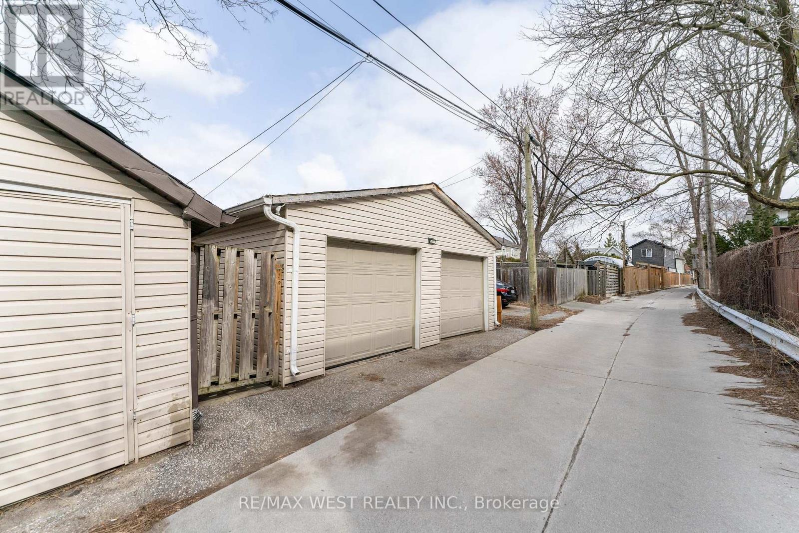 7 Bernice Crescent, Toronto (Rockcliffe-Smythe), Ontario  M6N 1W7 - Photo 35 - W12074523