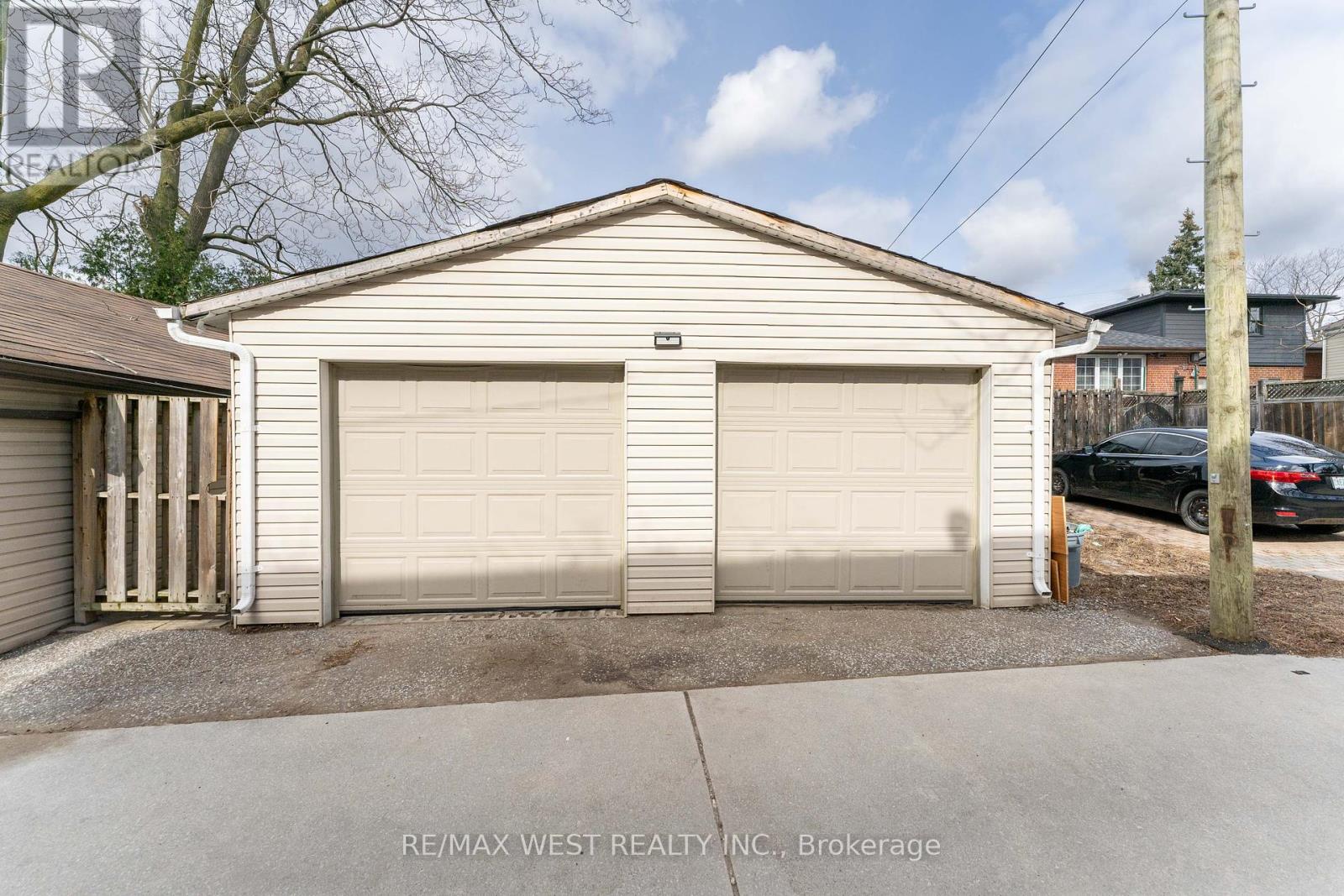 7 Bernice Crescent, Toronto (Rockcliffe-Smythe), Ontario  M6N 1W7 - Photo 36 - W12074523