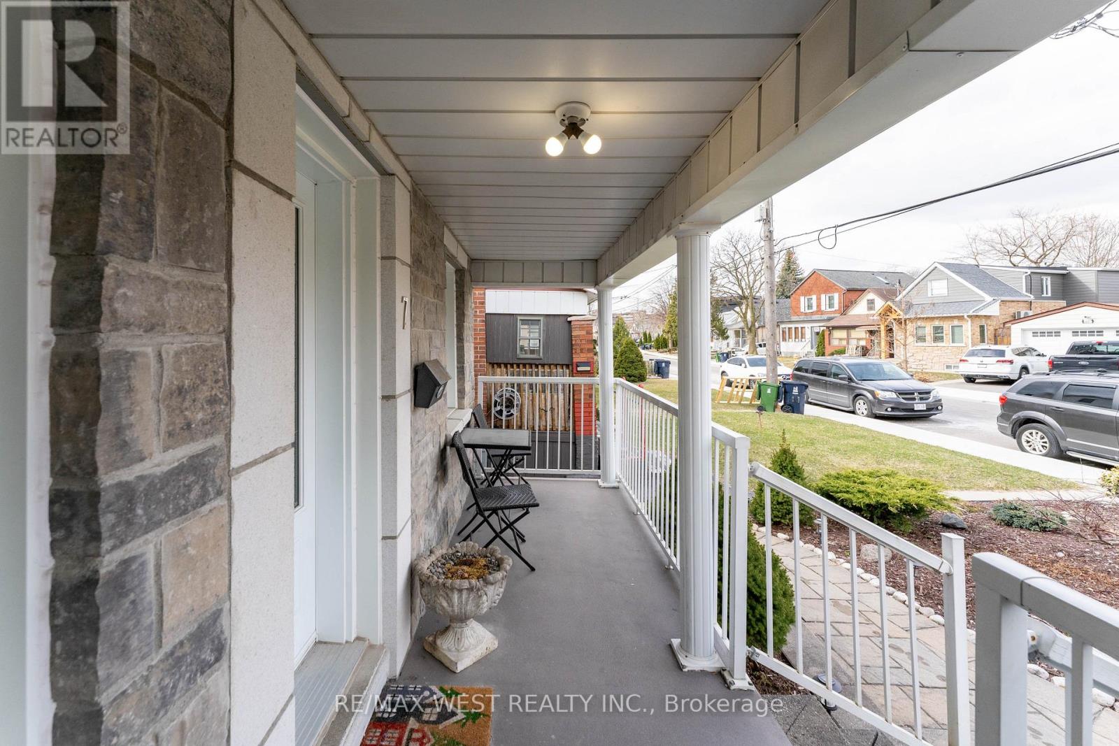 7 Bernice Crescent, Toronto (Rockcliffe-Smythe), Ontario  M6N 1W7 - Photo 6 - W12074523