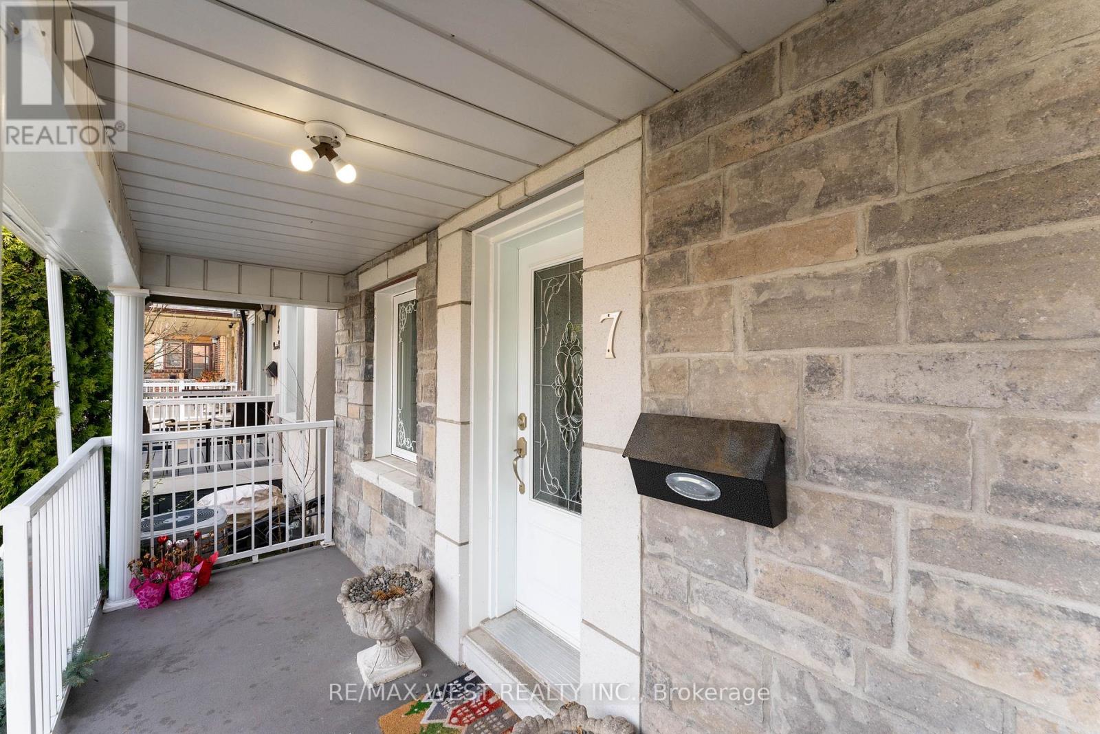7 Bernice Crescent, Toronto (Rockcliffe-Smythe), Ontario  M6N 1W7 - Photo 7 - W12074523