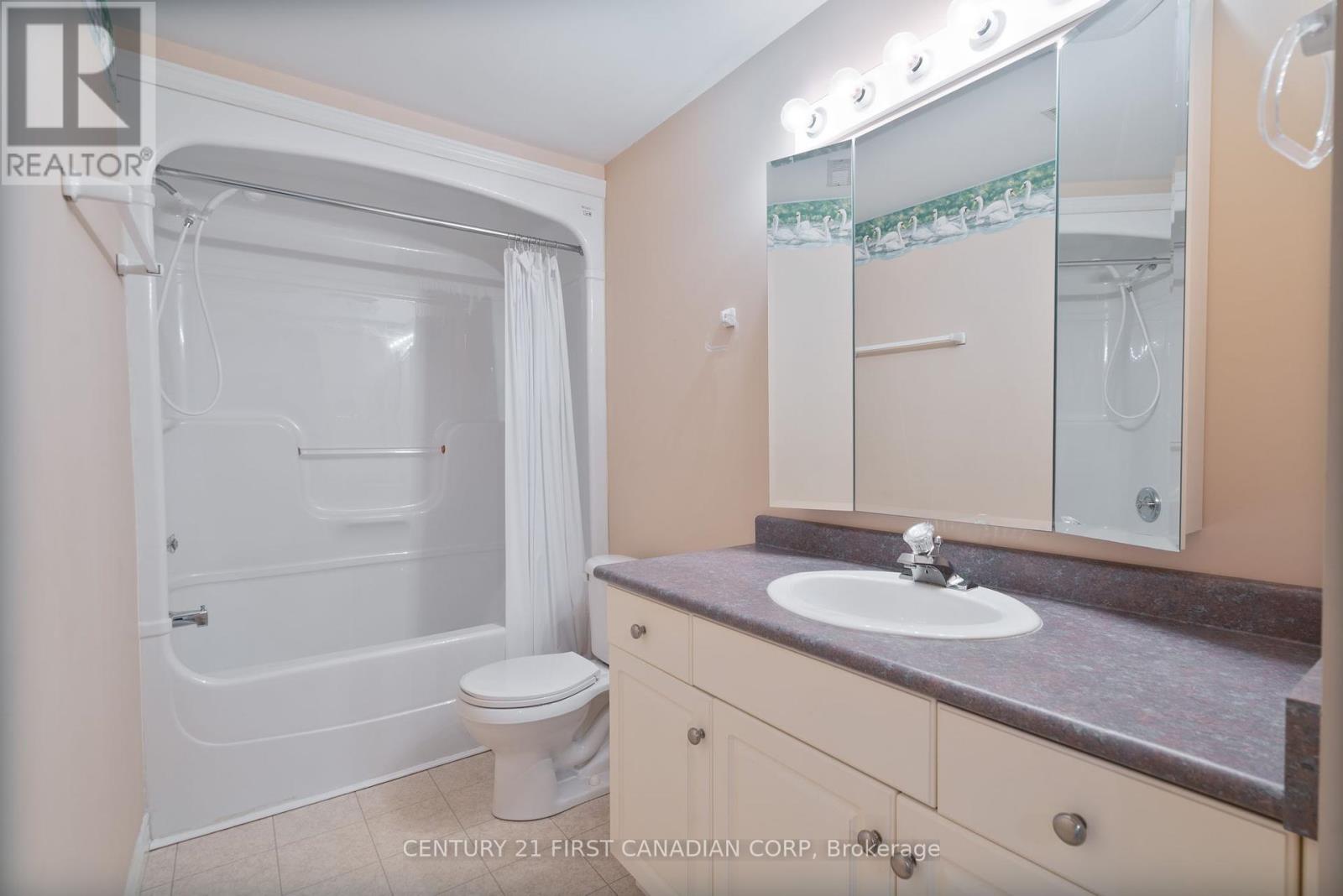584 Wellington Street, St. Thomas, Ontario  N5R 6E1 - Photo 24 - X12074605