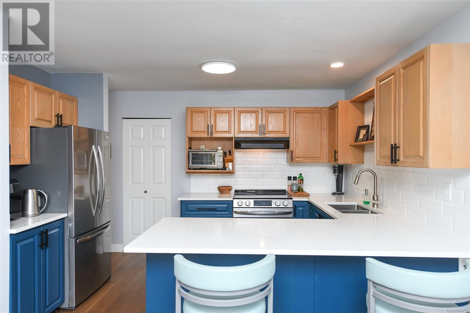 Property at 12 2200 Manor Dr image 4