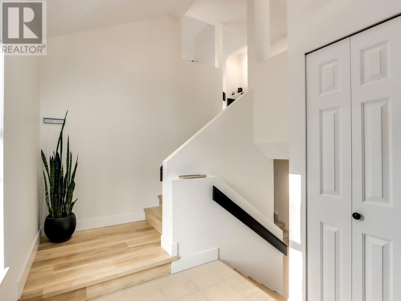 1 1900 Indian River Crescent, North Vancouver, British Columbia  V7G 2R1 - Photo 4 - R2988757
