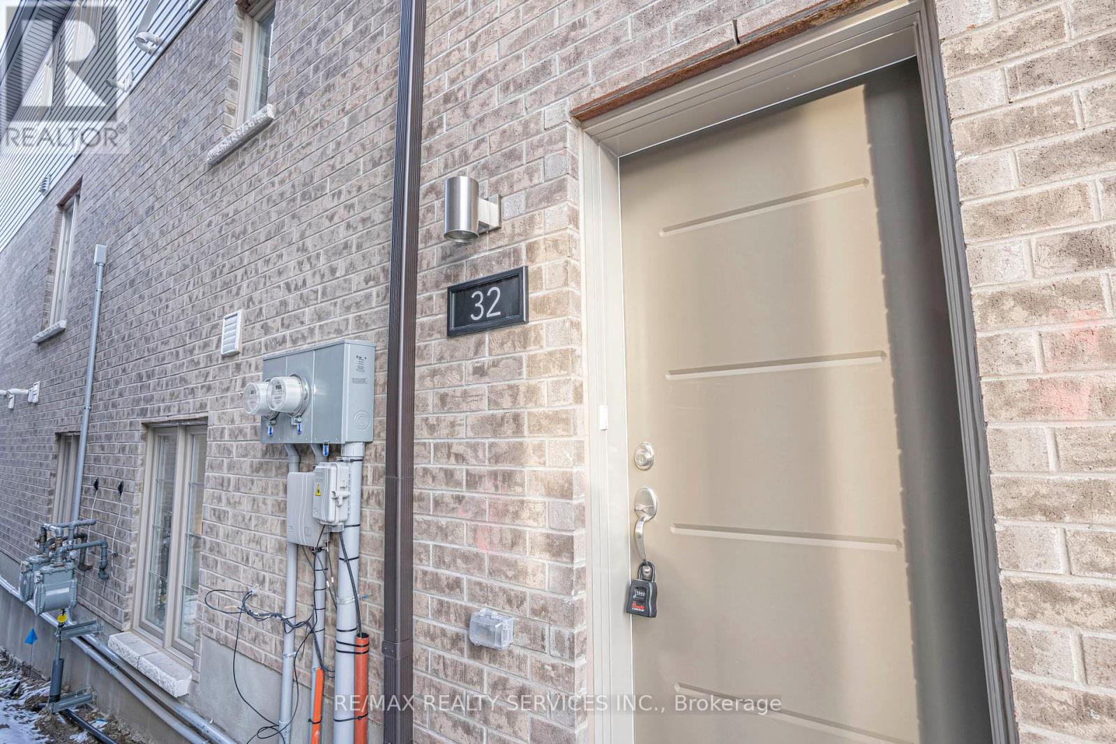 32 - 205 West Oak Trail, Kitchener, Ontario  N2R 0R9 - Photo 3 - X12074601