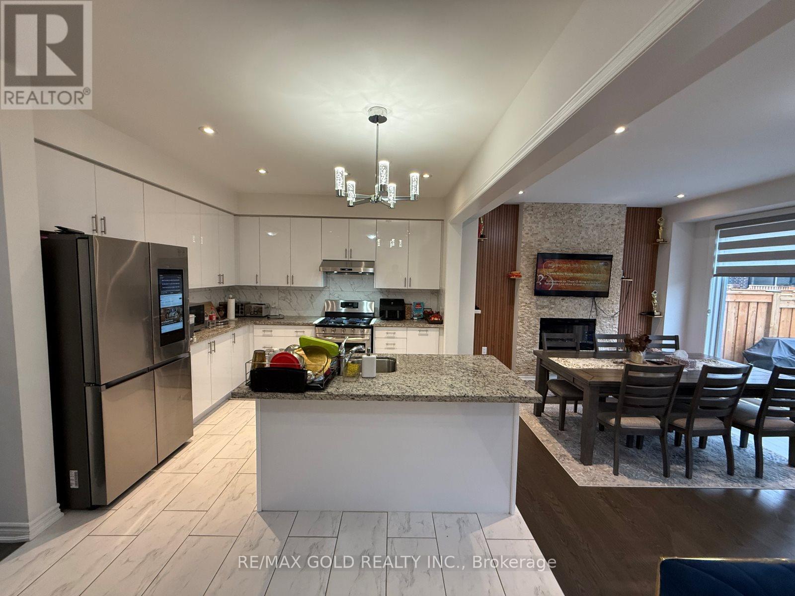 55 Calabria Drive, Caledon, Ontario  L7C 4L2 - Photo 11 - W12074664
