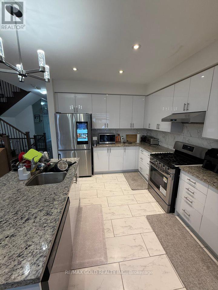 55 Calabria Drive, Caledon, Ontario  L7C 4L2 - Photo 6 - W12074664
