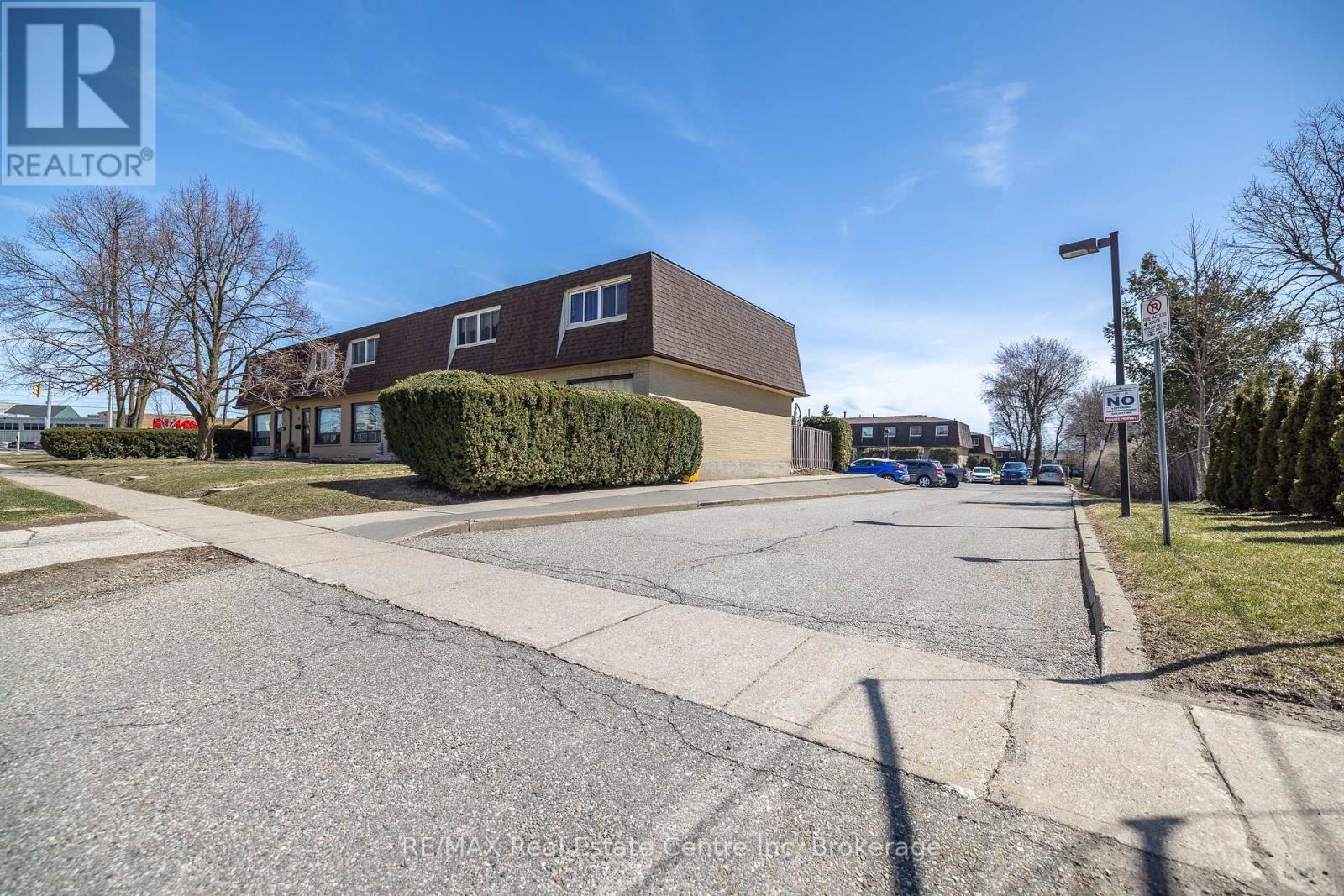 10 - 20 Mountainview Road, Halton Hills, Ontario  L7G 4K3 - Photo 3 - W12074798