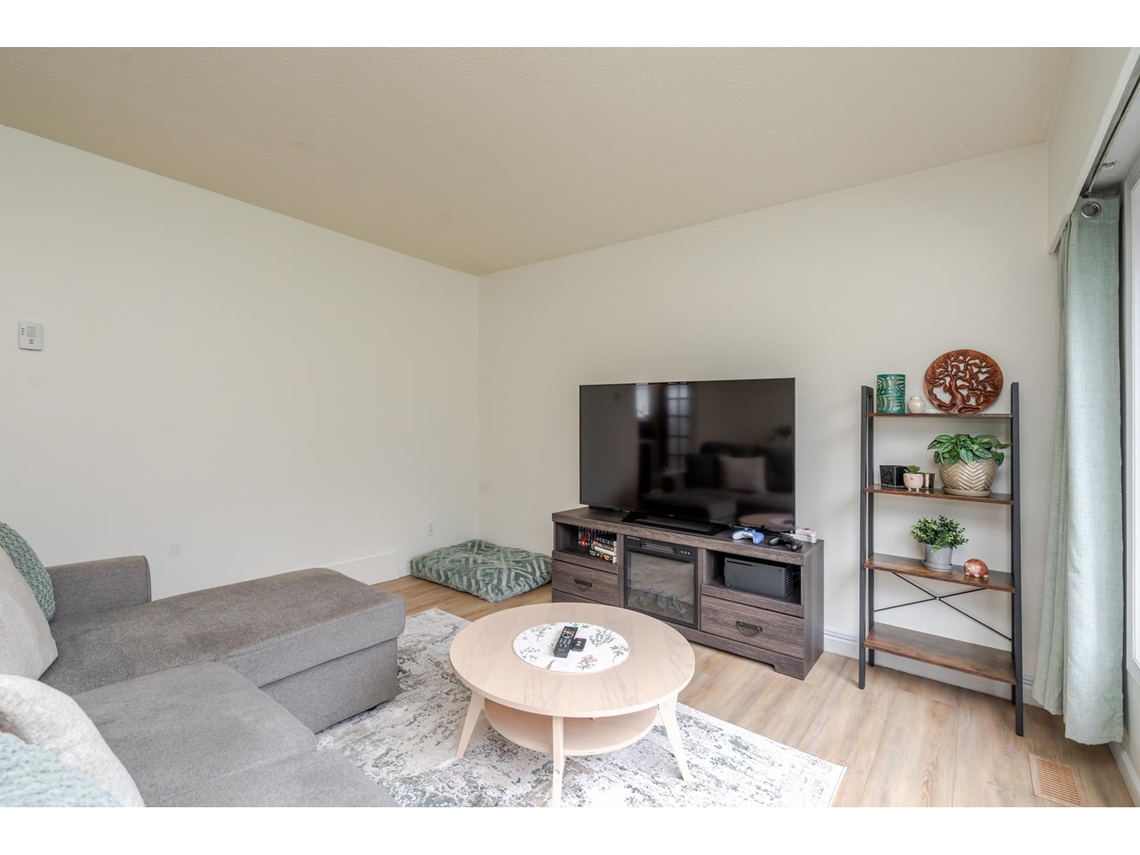 Property at 8915 MACKIE STREET image 3