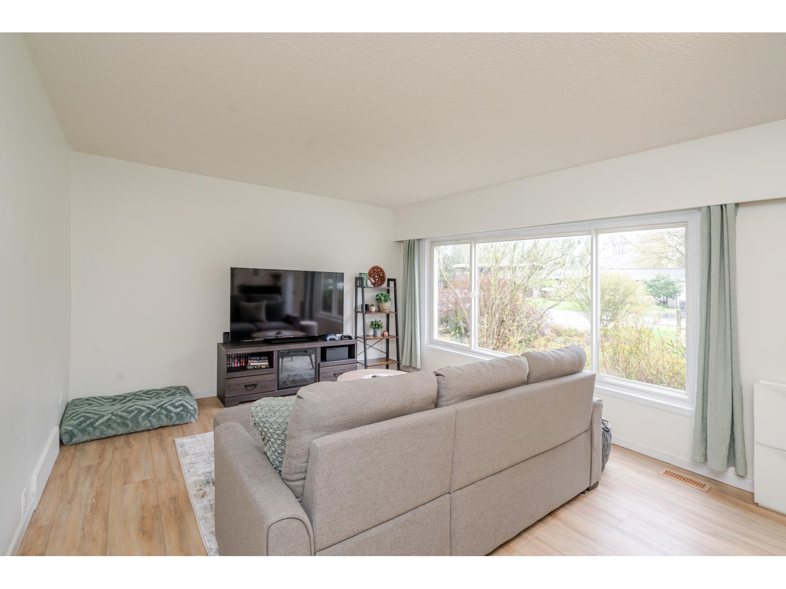 Property at 8915 MACKIE STREET image 2
