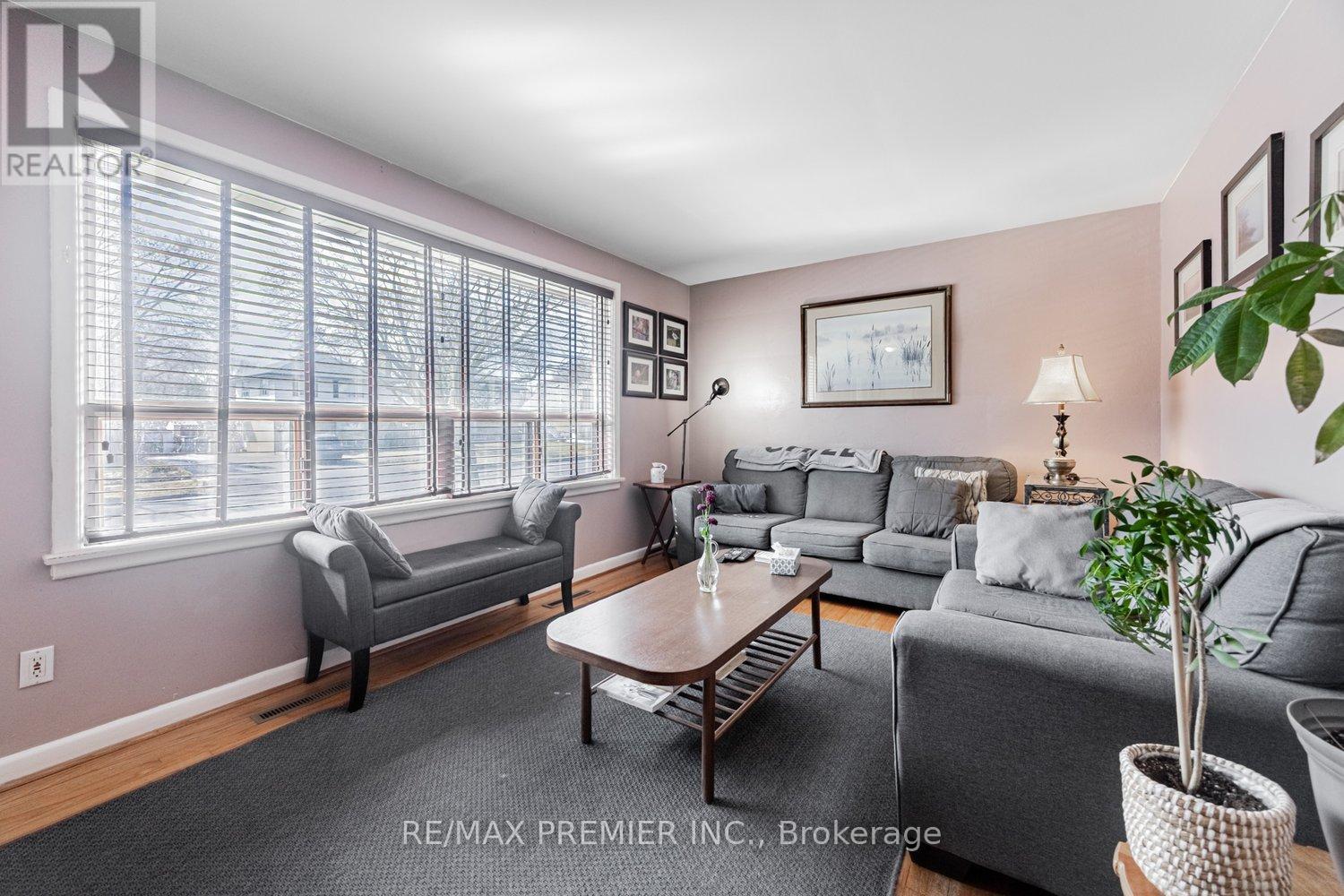 32 Genthorn Avenue, Toronto (Rexdale-Kipling), Ontario  M9W 2S7 - Photo 6 - W12074919