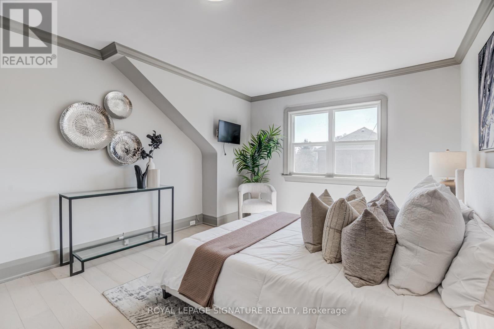18 Page Avenue, Toronto (Runnymede-Bloor West Village), Ontario  M6S 2P5 - Photo 16 - W12074926