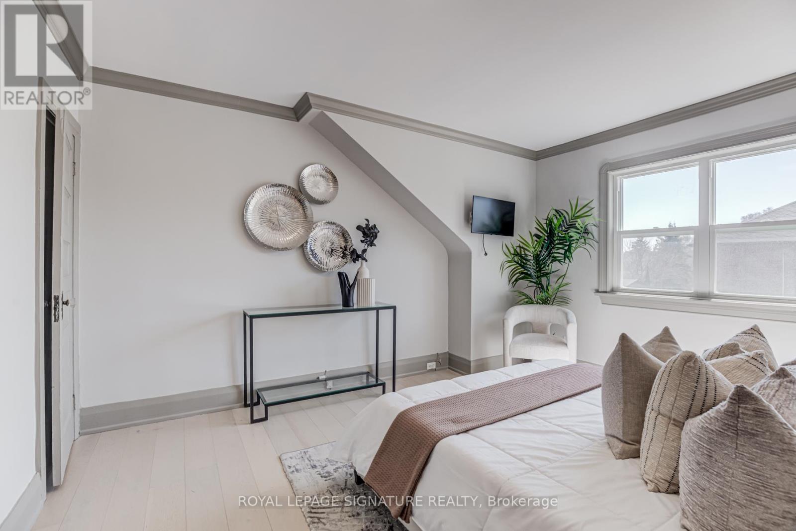 18 Page Avenue, Toronto (Runnymede-Bloor West Village), Ontario  M6S 2P5 - Photo 17 - W12074926