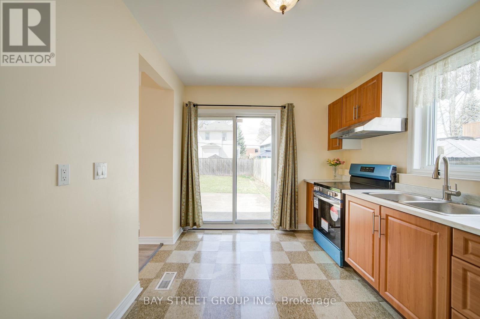 4554 Ryerson Crescent, Niagara Falls (210 - Downtown), Ontario  L2E 1E2 - Photo 20 - X12074837