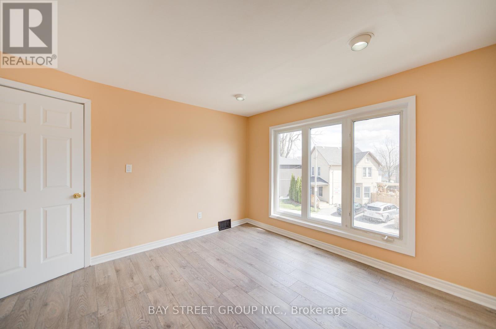 4554 Ryerson Crescent, Niagara Falls (210 - Downtown), Ontario  L2E 1E2 - Photo 31 - X12074837