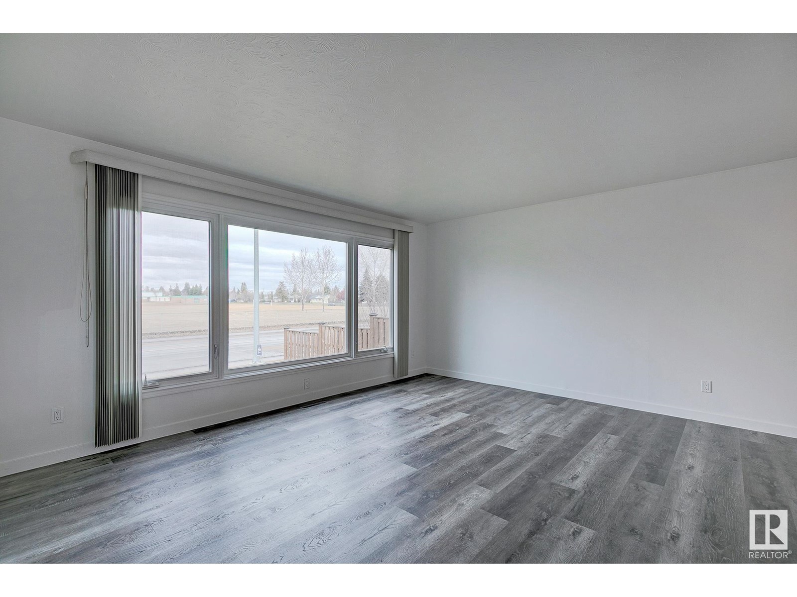 Property at 13515 131 ST NW image 3