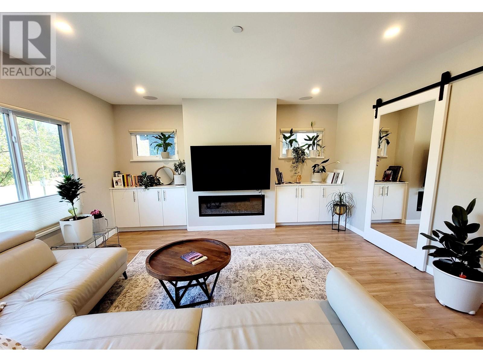 Property at 4043 DUNBAR STREET image 2
